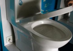 <b>新房裝修完住久了 出現(xiàn)馬桶蓋變黃怎么辦？</b>